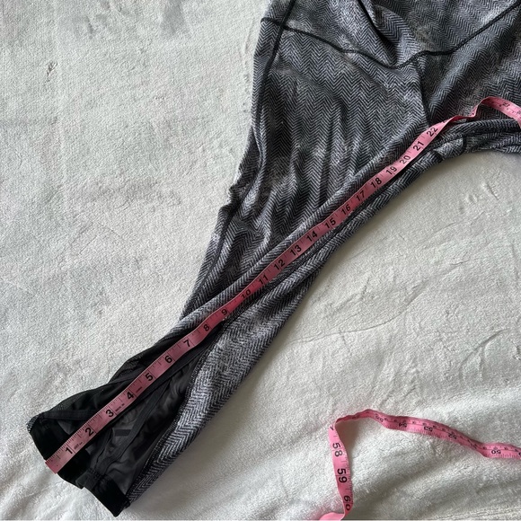 Lululemon Essential Rhythm Crop Full-On Luxtreme in Diffusion White Black - Picture 9 of 9